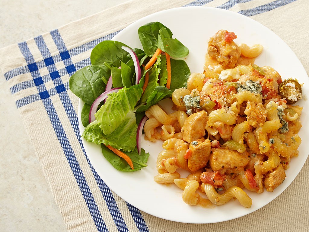 BUFFALO CHICKEN MACARONI AND CHEESE