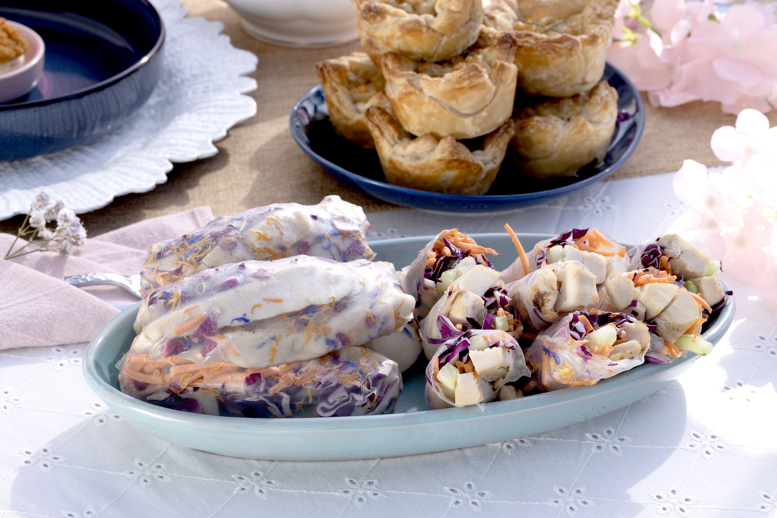 Summer roll with chicken and peanut sauce 